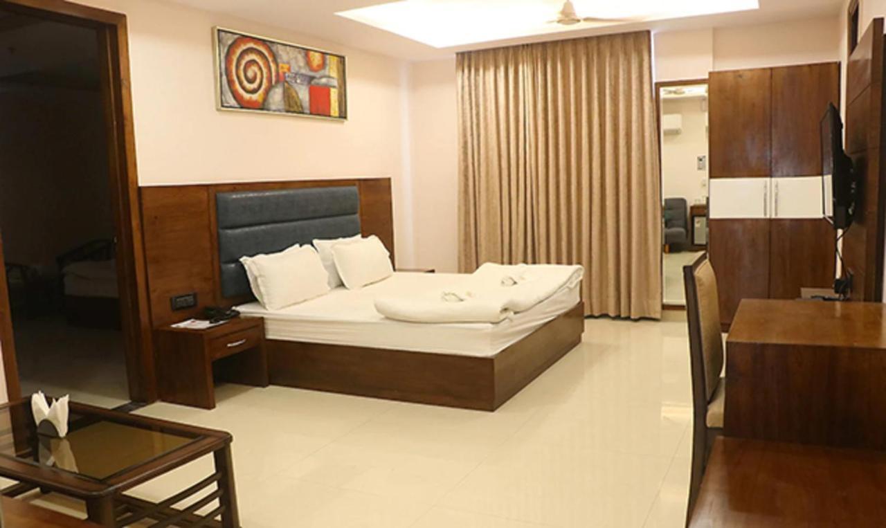 Fabhotel Mid Town Grand Panchkula Esterno foto