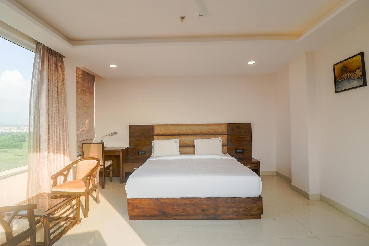 Fabhotel Mid Town Grand Panchkula Esterno foto