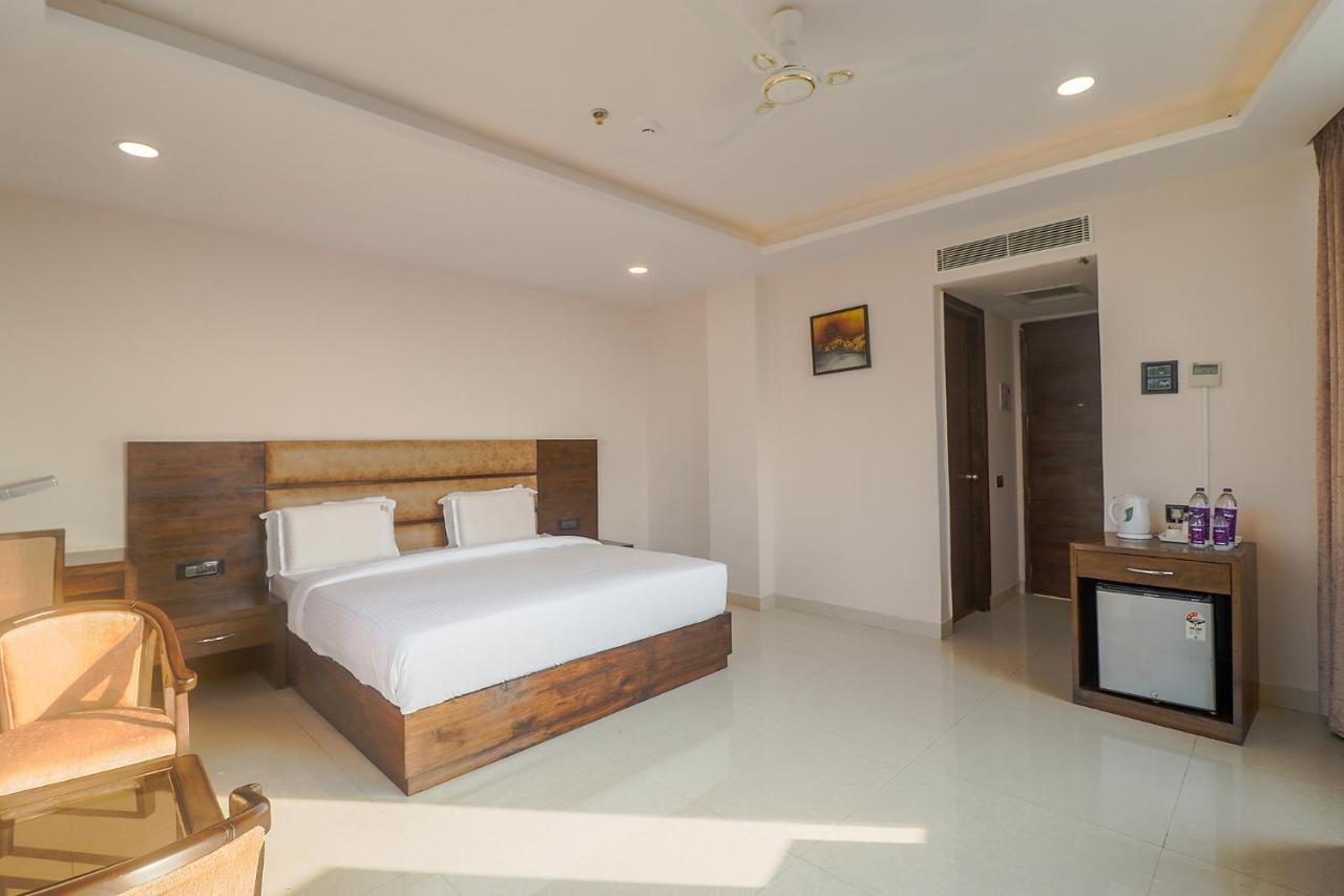 Fabhotel Mid Town Grand Panchkula Esterno foto